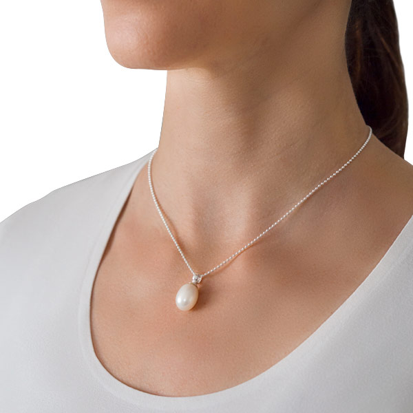 Halskette Liv Silber 40 cm Perle 13 cm auf Model